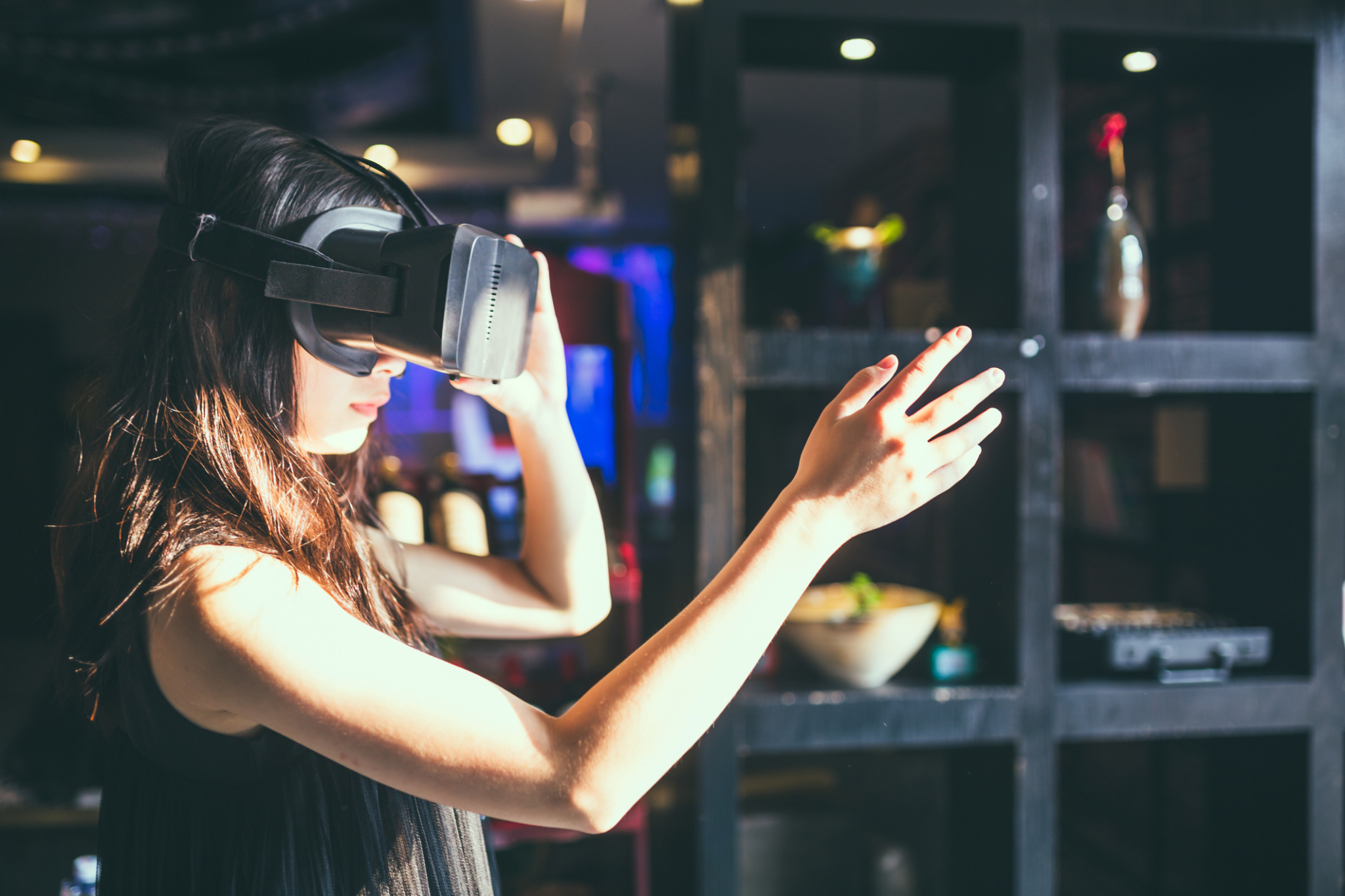 Frau mit VR-Brille