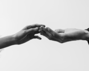 Mann und Frau reichen sich die Hand