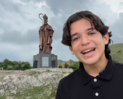 Josué Figueroa mit Augustinus-Skulptur
