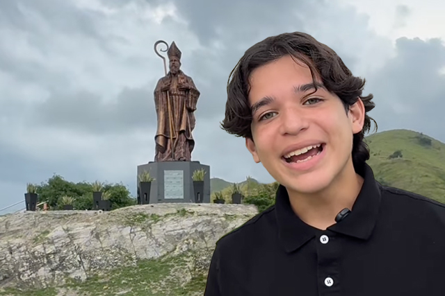 Josué Figueroa mit Augustinus-Skulptur