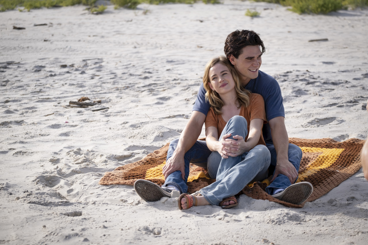 Jeremy und Melissa Paar am Strand